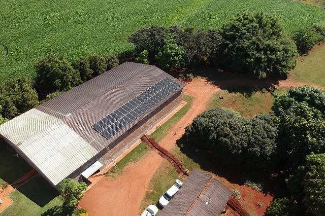 Placas solares instaladas em telhado de galpão em propriedade rural
