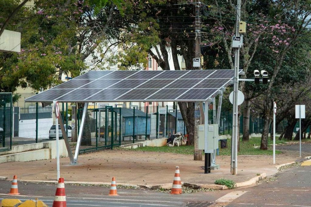 painel solar em calçada