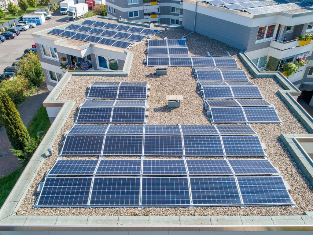 paineis solares em telhado de condomínio